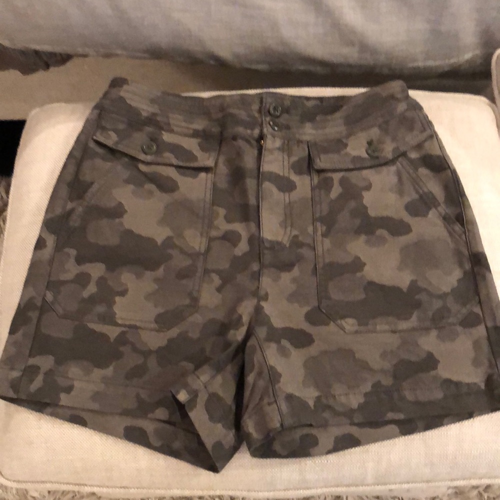 J crew shorts. Like new. Size 00
